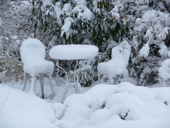 Sitzgruppe im Schnee